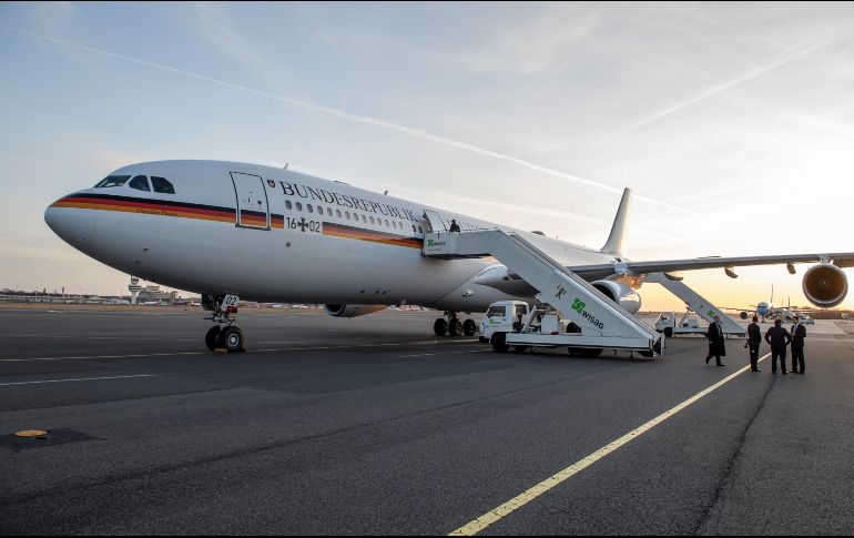 Imagen del Airbus A340 'Theodor Heuss' de la Fuerza Aérea de Alemania en la zona militar del aeropuerto Tegel, antes de despegar con la canciller Angela Merkel a bordo. EFE/C. Bilan