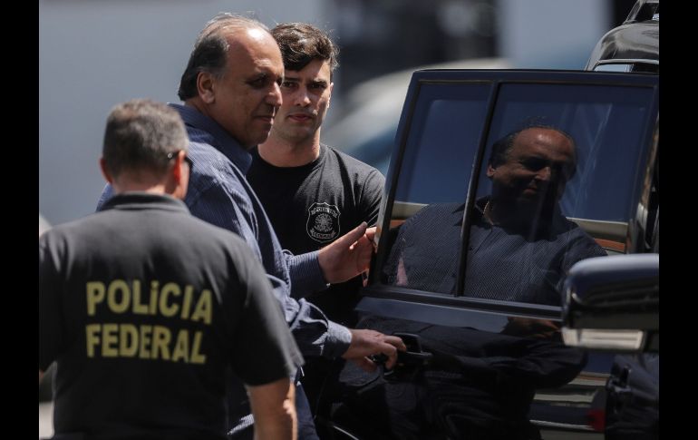 El gobernador del estado brasileño de Río de Janeiro, Luiz Fernando Pezao (c), es arrestado por la Policía Federal en Río de Janeiro. Pezao está acusado de recibir sobornos y su detención hace parte de la Lava Jato, la mayor operación contra la corrupción en la historia de Brasil. EFE/A. Lacerda