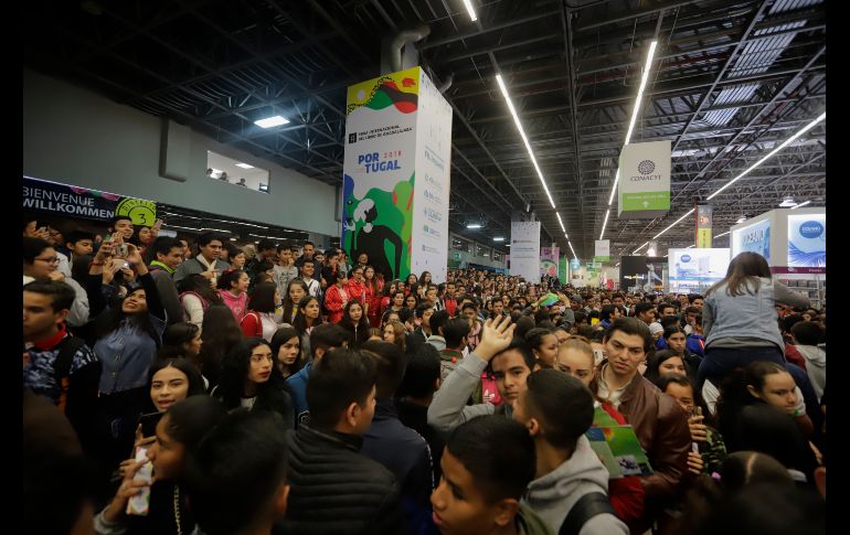 Grupos de alumnos de primaria y secundaria arribaron a la Expo Guadaladajara, en Zapopan, desde los primeros minutos de la apertura de la FIL.