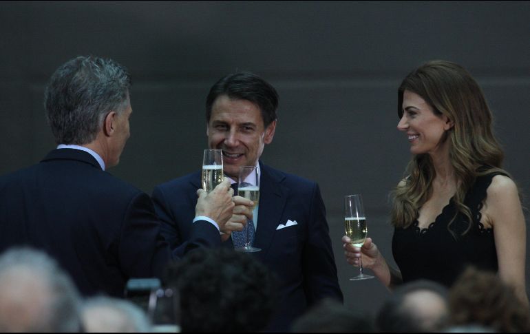 Mauricio Macri (i); el primer ministro italiano, Giuseppe Conte (c), y la primera dama argentina, Juliana Awada (d), brindan después de una reunión en el Museo de la Casa Rosada. EFE/M. Guillén