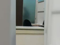 En el video, se puede apreciar como dos personas tienen relaciones sexuales en una presunta oficina y son grabados a lo lejos, por empleados de la dependencia quienes denuncian la actividad. TWITTER/ @GodinezFeed