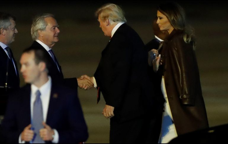 Donald Trump (c) y la primera dama, Melania Trump (d), saludan al presidente provisional del Senado, Federico Pinedo, a su llegada al Aeropuerto Internacional de Ezeiza. EFE/J. Roncoroni