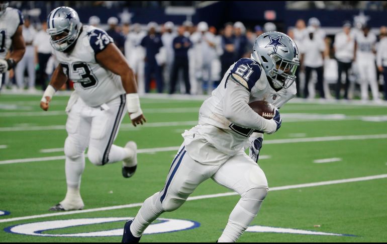 Ezekiel Elliott corre para conseguir el único touchdown de los Cowboys. AP/M. Ainsworth