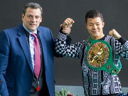 El presidente del CMB, Mauricio Sulaimán, entrego el cinturón de campeón interino al japonés Tomoki 