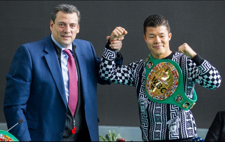 El presidente del CMB, Mauricio Sulaimán, entrego el cinturón de campeón interino al japonés Tomoki 