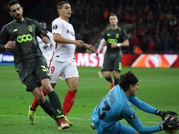 Memo Ochoa se queda con la pelota, en el duelo donde el Lieja le pegó al Sevilla en la Europa League. AP/O. Matthys