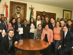 Clemente Castañeda (con la carpeta en la mano) recibe el apoyo de sus compañeros de Movimiento Ciudadano. ESPECIAL