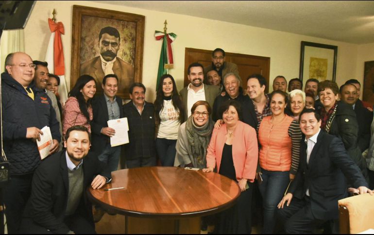 Clemente Castañeda (con la carpeta en la mano) recibe el apoyo de sus compañeros de Movimiento Ciudadano. ESPECIAL