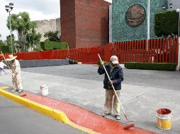 Con una manita de pintura y remozamiento, entre otras labores,  los trabajadores renuevan la entrada a San Lázaro. NOTIMEX/A. Monroy