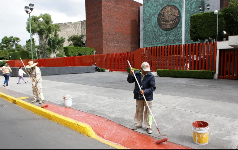 Con una manita de pintura y remozamiento, entre otras labores,  los trabajadores renuevan la entrada a San Lázaro. NOTIMEX/A. Monroy
