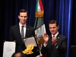 Peña Nieto colocó la insignia en la solapa del traje de Kushner y le entregó la medalla y un diploma, mientras el presidente de EU presenciaba el acto en primera fila, sin hacer declaraciones. AFP / S. Loeb