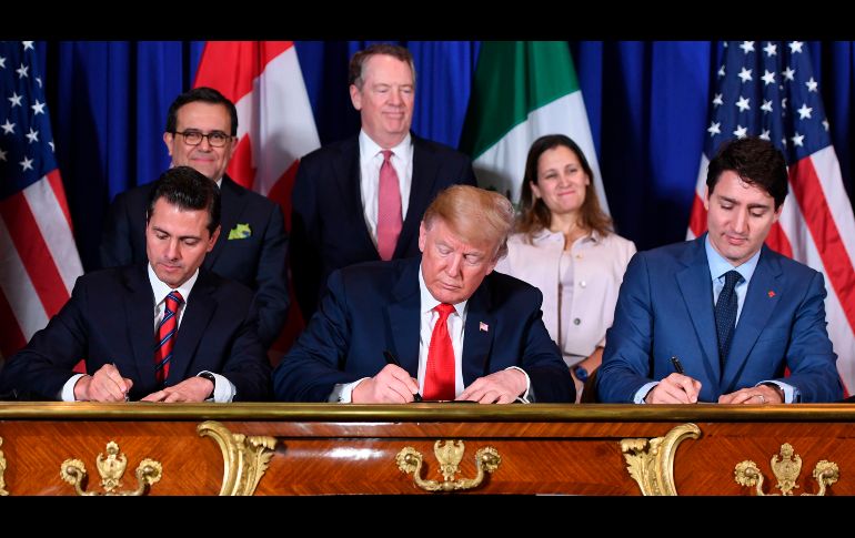 Los presidentes de México, Enrique Peña Nieto, y Estados Unidos, Donald Trump, así como el primer ministro de Canadá, Justin Trudeau, firman el nuevo acuerdo comercial trilateral, el T-MEC, en Buenos Aires, Argentina. AFP/S. Loeb