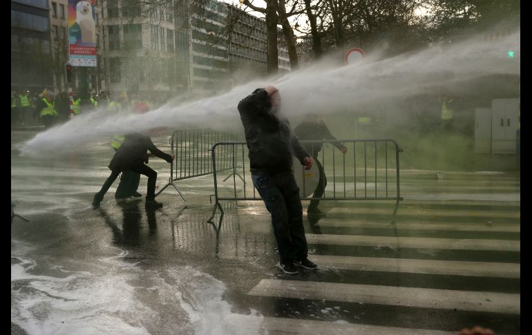 Policías usan un cañón de agua para dispersar a manifestantes en Bruselas, Bélgica, en una protesta de los llamados 