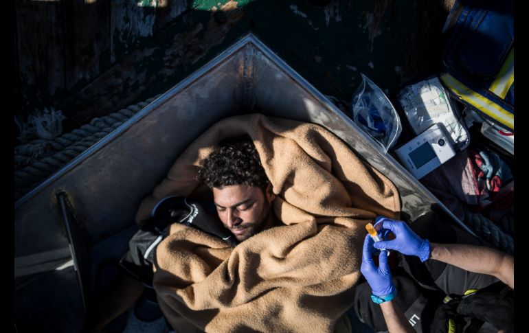 Un migrante egipcio enfermo recibe atención médica en una embarcación española que transporta a 12 migrantes rescatados cerca de las costas de Libia, en el mar Mediterráneo. AP/J. Fergo