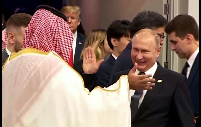 Una imagen tomada de video muestra al presidente ruso Vladimir Putin (c) saludar al príncipe heredero de la corona saudí, Mohammed bin Salman, durante la cumbre de líderes del G20, que se celebra en Buenos Aires. AFP/Argentina G20  Argentina