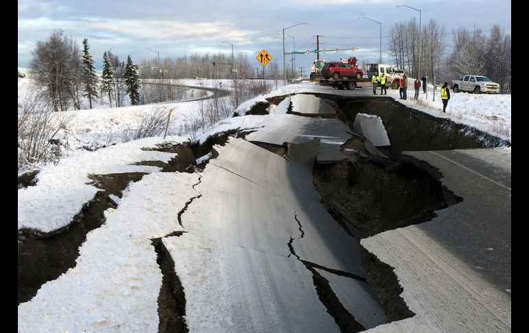 Daños en una carretera de Anchorage, Alaska, tras un fuerte sismo.