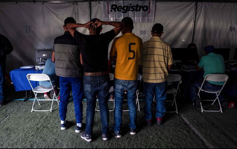 La Feria Nacional de Empleo para personas mexicanas y migrantes fue habilitada en las instalaciones del Proyecto Salesiano y se mantendrá en funcionamiento las siguientes semanas para atender la situación migrante de Tijuana. AFP / ARCHIVO