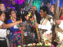 El bastón fue bendecido con humo de copal y las mejores intenciones para el presidente electo Andrés Manuel López Obrador. NTX/ESPECIAL