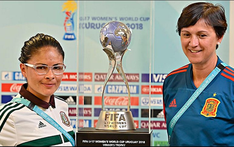 Mónica Vergara (izquierda) y Toña Is (derecha) posan al lado del torneo más importante de la categoría. NOTIMEX