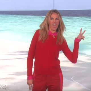 Julia Roberts bromea con senos falsos en televisión