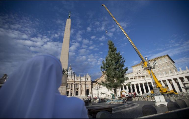 La tradición del árbol de Navidad gigante en la Plaza de San Pedro data de 1982, cuando el Papa Juan Pablo II aceptó el regalo de un abeto de gran tamaño traído hasta Roma por un agricultor polaco. AP / ARCHIVO