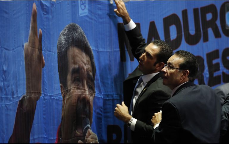 En San Lázaro, diputados panistas protestaron con una manta en contra de Maduro, a quien le escribieron 