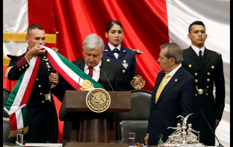 Andrés Manuel López Obrador recibe la banda presidencial antes de pronunciar su primer discurso como Presidente de México. AP / E. Verdugo