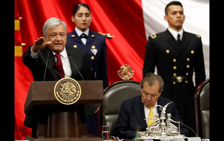 La ceremonia de cambio de gobierno inició con la toma de protesta de López Obrador. AP / E. Verdugo