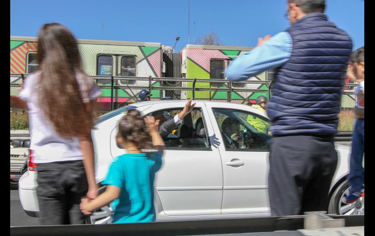 Antes de arribar al recinto legislativo, López Obrador hizo su recorrido a bordo de su automóvil particular con una escolta discreta y a marcha lenta para saludar a los ciudadanos que se aproximaban al paso. NTX / A. Rodríguez