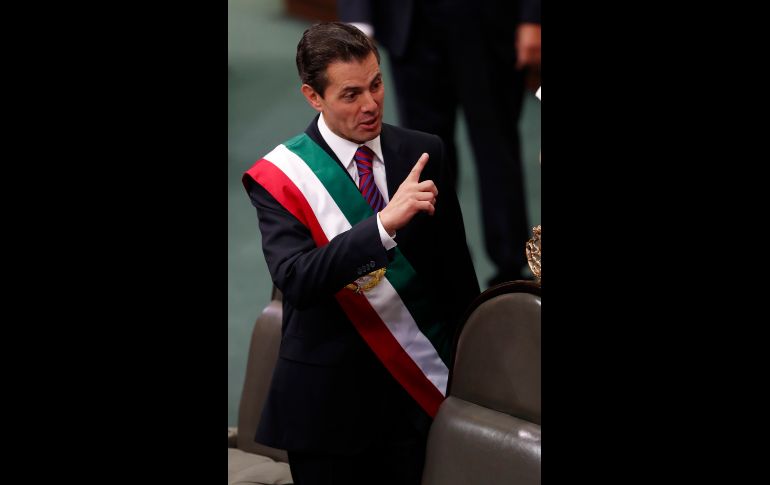 Enrique Peña Nieto arribó a la Cámara de Diputados para entregar la banda presidencial. AP / M. Ugarte
