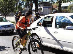 López Obrador saluda a las personas que lo encuentran en su camino a la Cámara de Diputados. NTX / O. Ramírez
