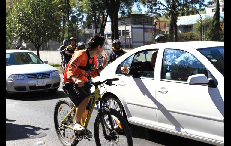 Entre los que se acercaron al auto de López Obrador un joven en bicicleta le dijo que no tenía derecho a fallarle a los ciudadanos, según contó el mismo Presidente. NTX / O. Ramírez