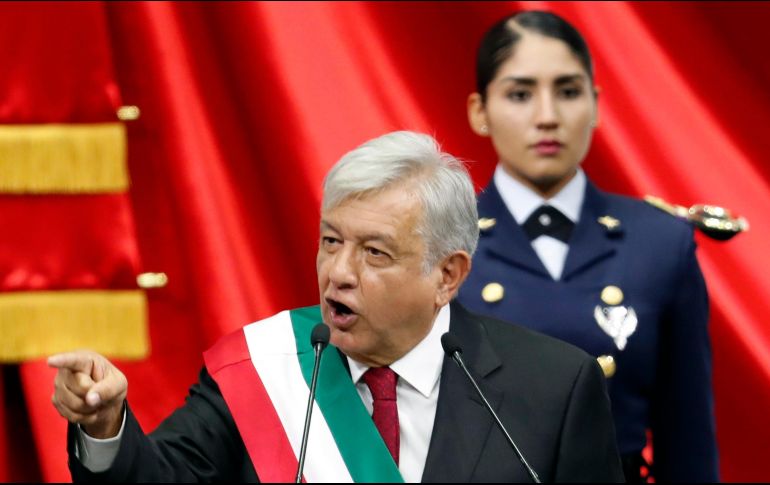 Durante su toma de protesta López Obrador reprochó que ''ahora resulta que los que subieron el precio de la gasolina quieren que baje''.  AP / E. Verdugo