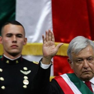 Cadete roba miradas durante investidura de López Obrador