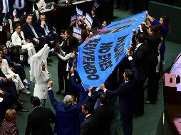 Fotogalería: Las pancartas de los diputados en la toma de protesta de AMLO