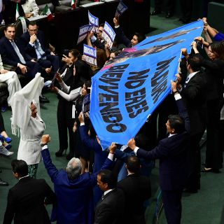 Fotogalería: Las pancartas de los diputados en la toma de protesta de AMLO