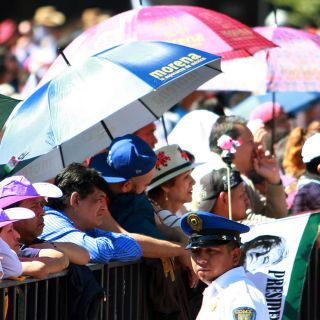 Entre carriolas y bicicletas, ciudadanos esperan el paso de López Obrador