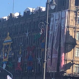 Añaden pendón de Sor Juana tras polémica por logo de nuevo gobierno