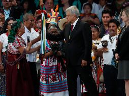 Luego de un ritual de purificación por parte de pueblos indígenas, el Mandatario recibió el Bastón de Mando de los pueblos originarios. AP / M. Castillo