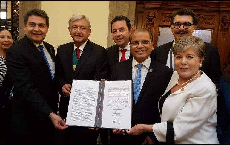 El documento fue signado por el presidente López Obrador, y los mandatarios de Guatemala, Jimmy Morales; de Honduras, Juan Orlando Hernández, así como por el vicepresidente de El Salvador, Óscar Samuel Ortiz. NTX / E. Jaramillo