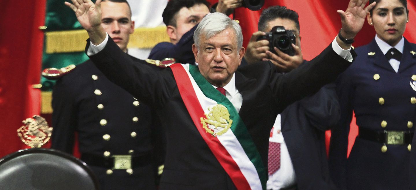 Andrés Manuel López Obrador juró ayer como Presidente de México prometiendo “transformar” al país, combatir la corrupción y modificar el modelo “neoliberal”. NTX