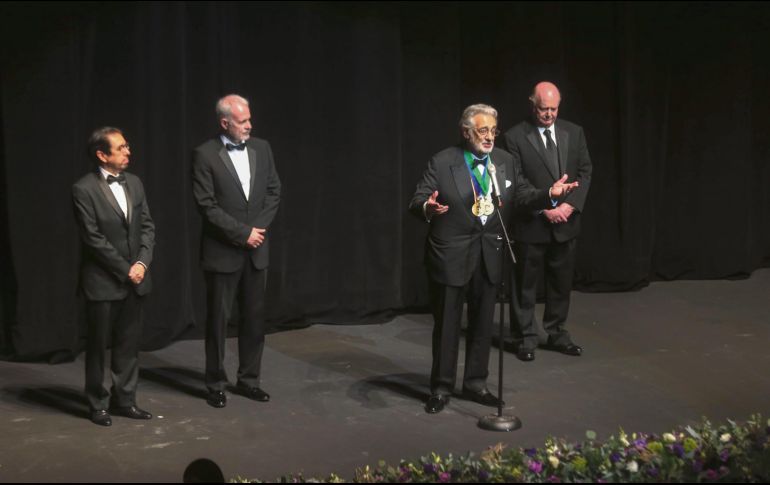 Alejandro Elizalde, Raúl Padilla y Juan Beckmann entregaron las medallas a Plácido Domingo (frente al micrófono). EL INFORMADOR / G. Gallo