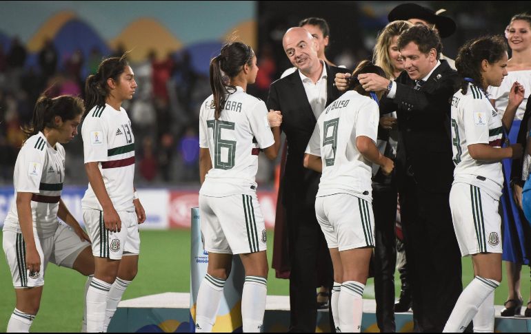 El titular de la FIFA, Gianni Infantino, parece decirle a la mexicana Felicia Escobar que les faltó poco para ganar la Final contra la Selección de España. El papel del Tricolor femenil fue destacado. AP