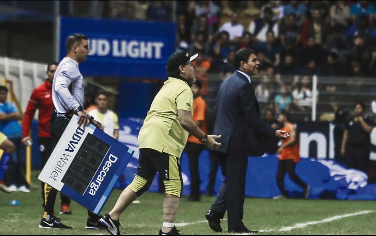 Los reclamos del jueves por la noche en el Dorados-Atlético San Luis le valieron a Maradona la expulsión y perderse el juego de hoy. MEXSPORT