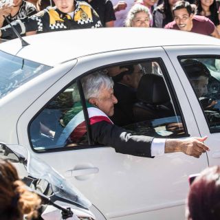 Sin mayor seguridad, López Obrador va a salutación de Fuerzas Armadas