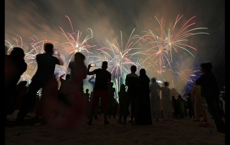 Fuegos artificiales estallan en Abu Dhabi para celebrar el Día Nacional de los Emiratos Árabes Unidos. EFE/A. Haider