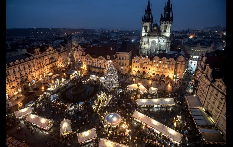 La Plaza de la Ciudad Vieja en Praga, República Checa, luce con un árbol de Navidad y el mercado navideño instalado. EFE/M. Divisek
