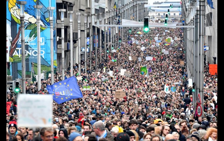 Manifestantes marchan en Bruselas, Bélgica, para pedir a los gobiernos acciones sobre el cambio climático. La Cumbre del Clima (COP24) echó hoy a rodar en Katowice, Polonia, con la misión de encontrar las fórmulas para implementar el Acuerdo de París. AP/G. Vanden Wijngaert