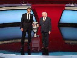 Aleksander Ceferin (I), presidente de la UEFA, cree que el nuevo torneo hará que la competicione sean 