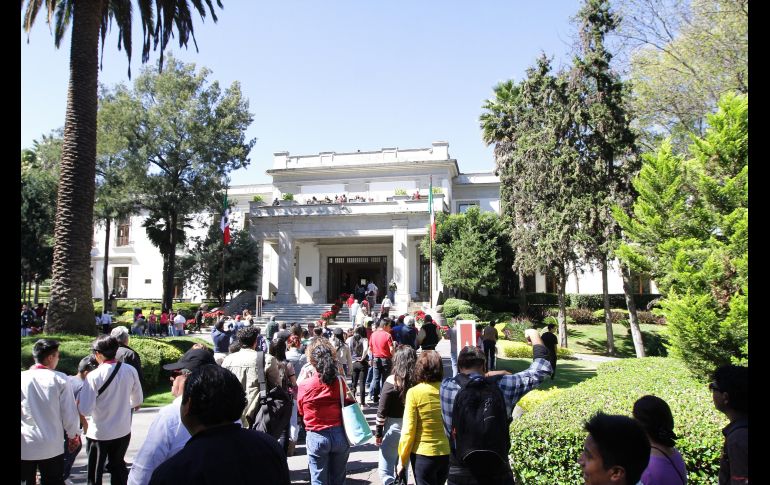 Cientos de personas hace fila para conocer la Residencia Oficial de Los Pinos en Ciudad de México, en el segundo día de su apertura al público. Fachada de la Casa Miguel Alemán.